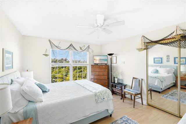 212 85TH ST, Holmes Beach, FL 34217