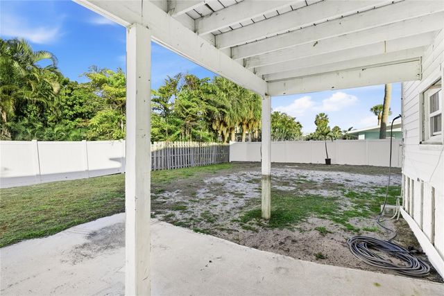 212 85TH ST, Holmes Beach, FL 34217