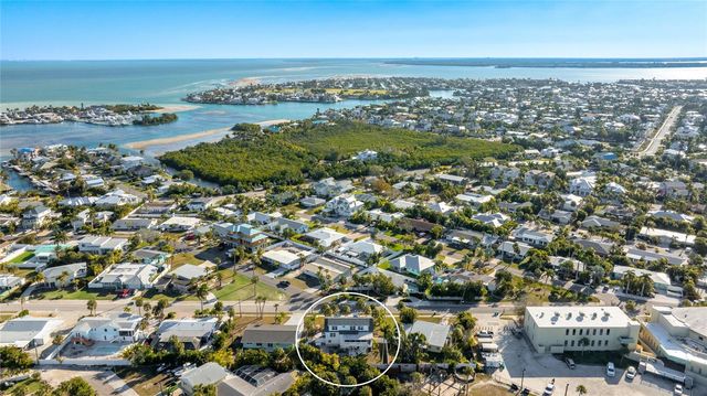 212 85TH ST, Holmes Beach, FL 34217
