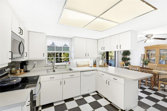 212 85TH ST, Holmes Beach, FL 34217