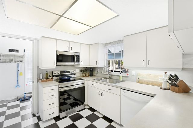 212 85TH ST, Holmes Beach, FL 34217