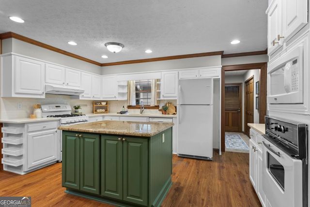 1052 Evelyn Lane SW, Lilburn, GA 30047