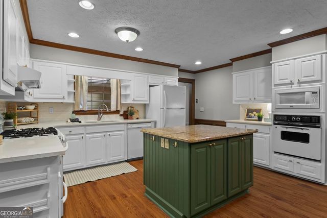 1052 Evelyn Lane SW, Lilburn, GA 30047