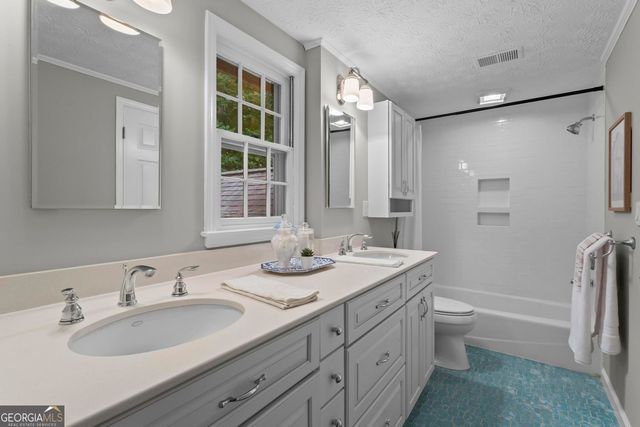 1052 Evelyn Lane SW, Lilburn, GA 30047