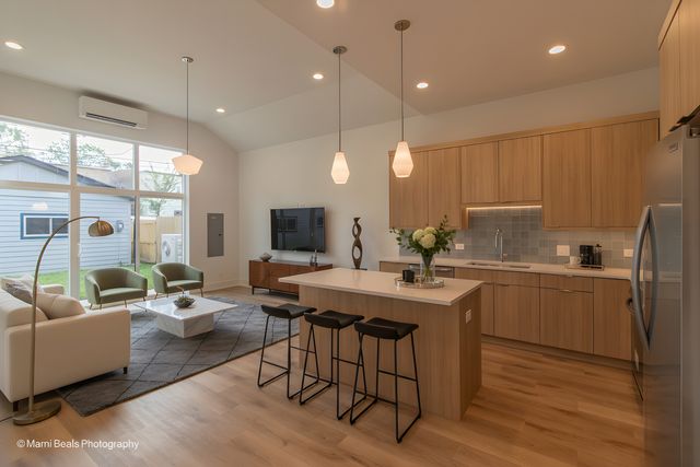 6537 S Rhodes Avenue, Chicago, IL 60637