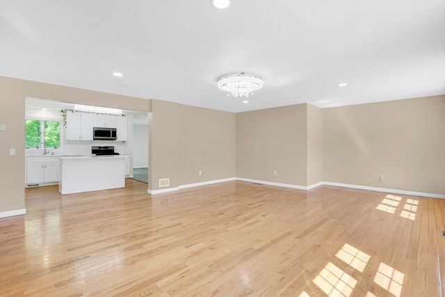 990 Frank Smith Rd, Longmeadow, MA 01106