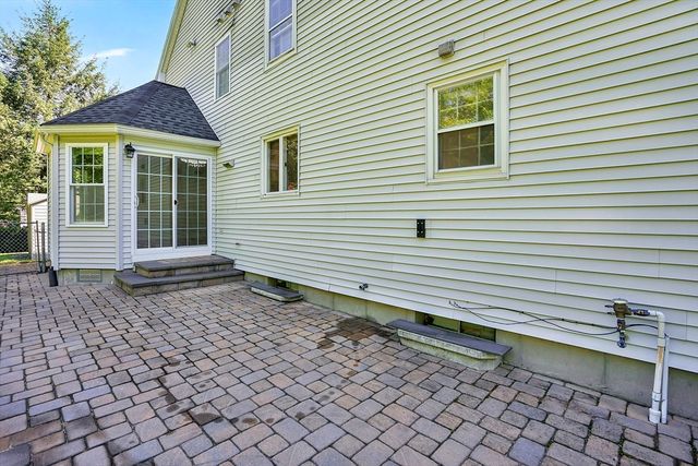990 Frank Smith Rd, Longmeadow, MA 01106