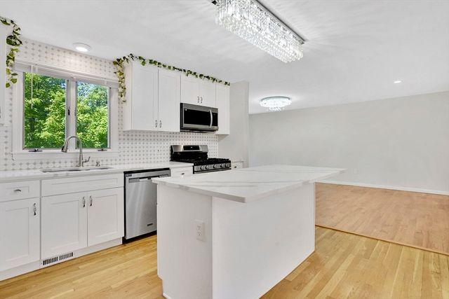 990 Frank Smith Rd, Longmeadow, MA 01106