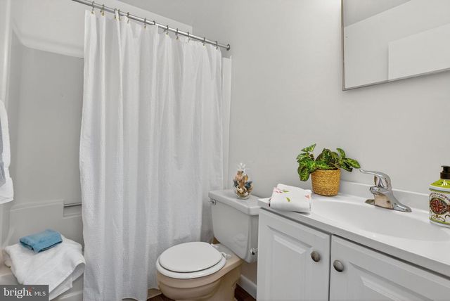 1077 MONTICELLO LN, Lancaster, PA 17603