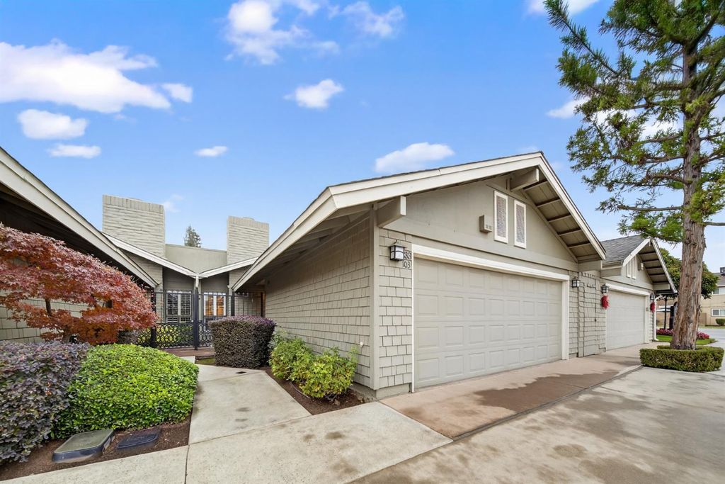 Image 2 of property listing at 333 W Bullard Avenue # 103, Fresno, CA 93704