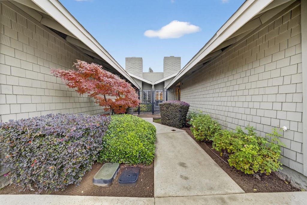 Image 3 of property listing at 333 W Bullard Avenue # 103, Fresno, CA 93704