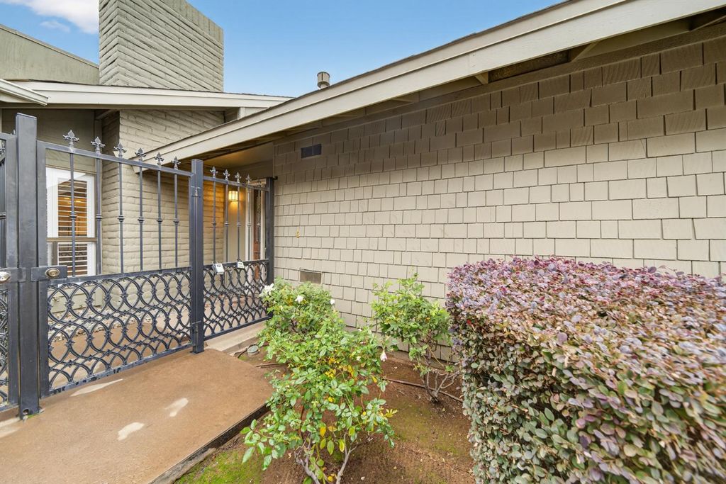 Image 4 of property listing at 333 W Bullard Avenue # 103, Fresno, CA 93704