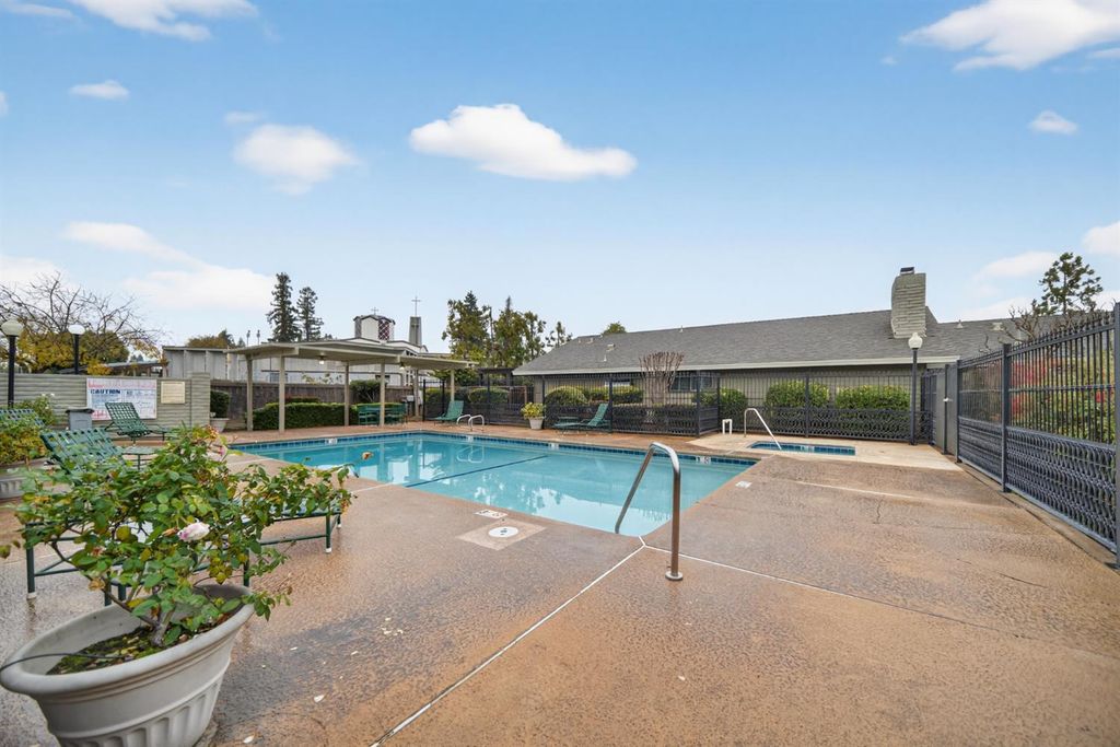 Image 44 of property listing at 333 W Bullard Avenue # 103, Fresno, CA 93704