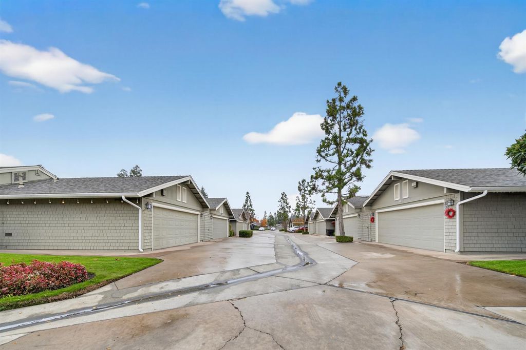 Image 48 of property listing at 333 W Bullard Avenue # 103, Fresno, CA 93704