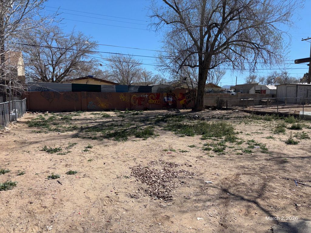 Image 4 of property listing at 234 Texas Street NE, Albuquerque, NM 87108