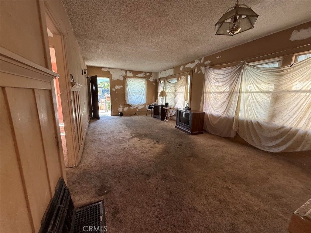 Image 4 of property listing at 561 W 3rd Street, San Pedro, CA 90731