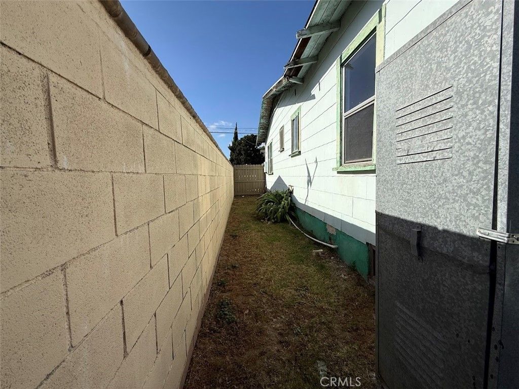 Image 6 of property listing at 561 W 3rd Street, San Pedro, CA 90731