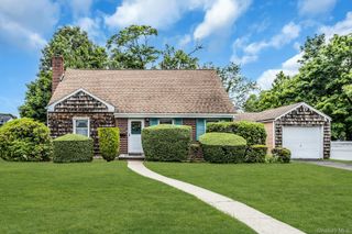 2 Cliff Road, Merrick, NY 11566