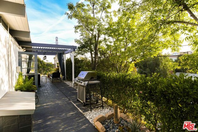 7107 Pacific View Drive, Los Angeles, CA 90068