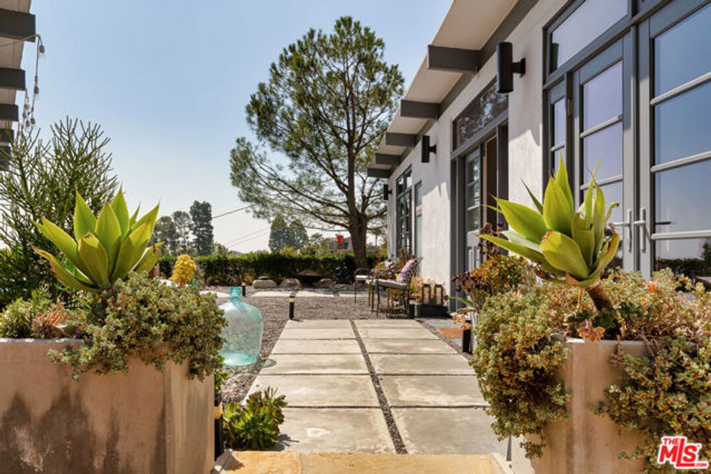 7107 Pacific View Drive, Los Angeles, CA 90068
