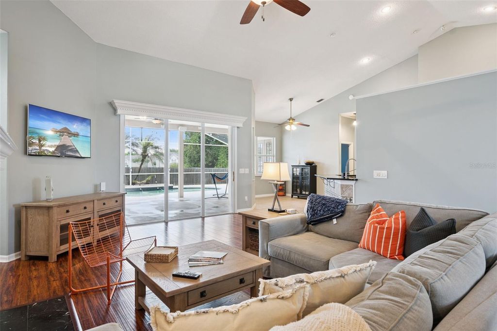 Image 11 of property listing at 632 TERRACE COVE WAY, Orlando, FL 32828