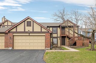 379 Sandhurst Circle 1, Glen Ellyn, IL 60137