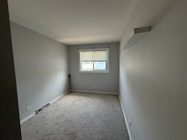 551 W Park Avenue F, Libertyville, IL 60048