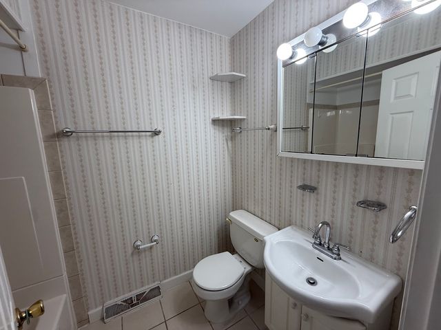 551 W Park Avenue F, Libertyville, IL 60048