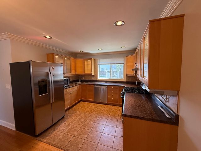 551 W Park Avenue F, Libertyville, IL 60048
