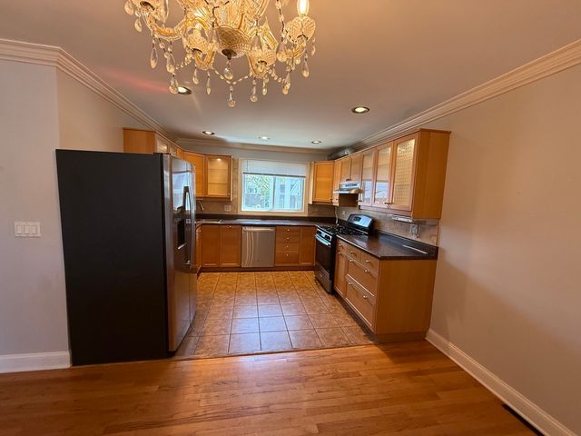 551 W Park Avenue F, Libertyville, IL 60048