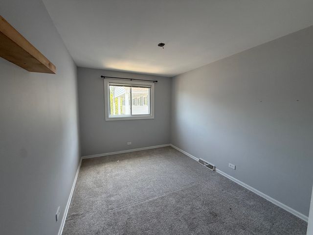 551 W Park Avenue F, Libertyville, IL 60048
