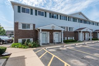 551 W Park Avenue F, Libertyville, IL 60048