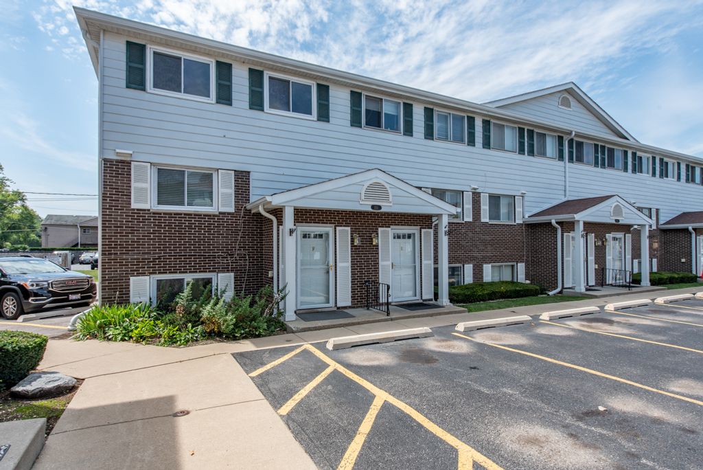 551 W Park Avenue F, Libertyville, IL 60048