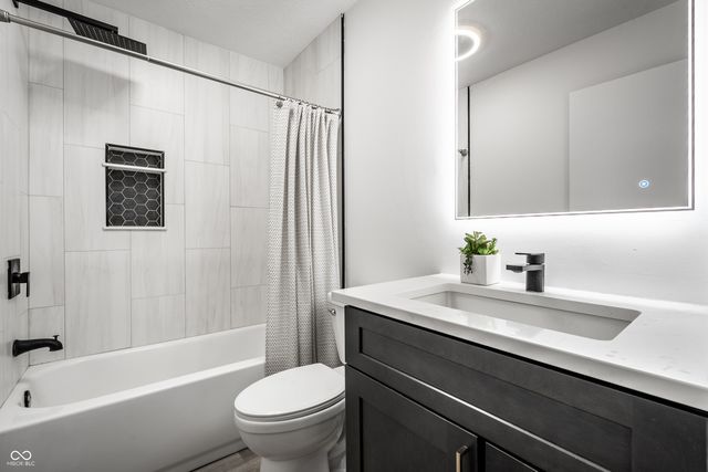 8425 Carthay Circle, Fishers, IN 46038