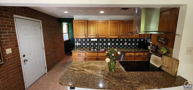 550 NW 35th ST, Topeka, KS 66617