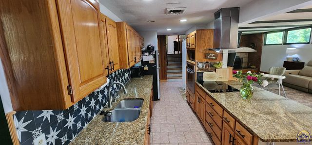 550 NW 35th ST, Topeka, KS 66617