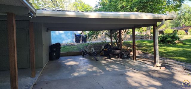 550 NW 35th ST, Topeka, KS 66617