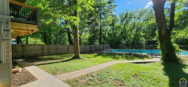 550 NW 35th ST, Topeka, KS 66617