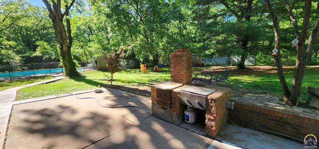 550 NW 35th ST, Topeka, KS 66617