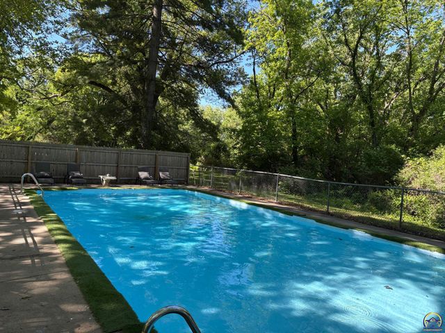 550 NW 35th ST, Topeka, KS 66617