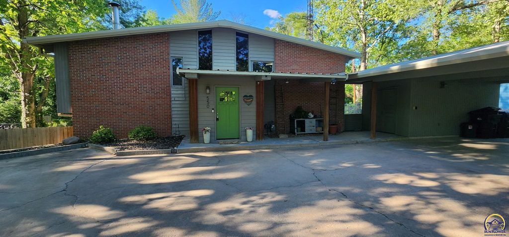 550 NW 35th ST, Topeka, KS 66617