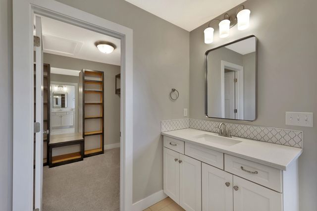 3903 N Estancia Ct, Wichita, KS 67205