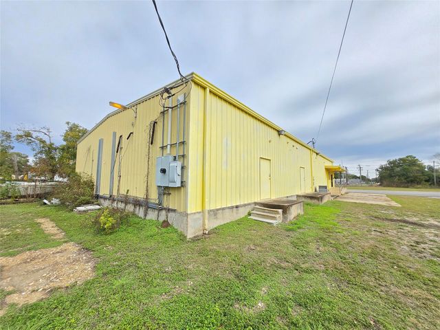 1616 Avenue F, Bay City, TX 77414