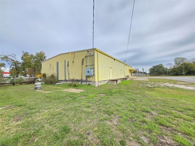 1616 Avenue F, Bay City, TX 77414