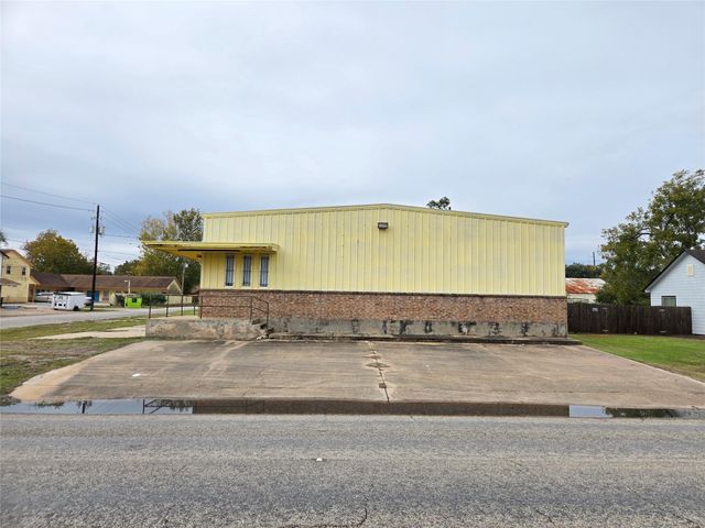 1616 Avenue F, Bay City, TX 77414
