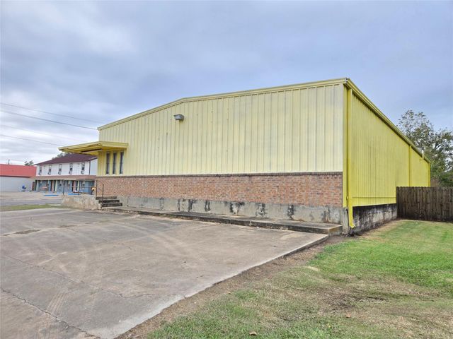 1616 Avenue F, Bay City, TX 77414