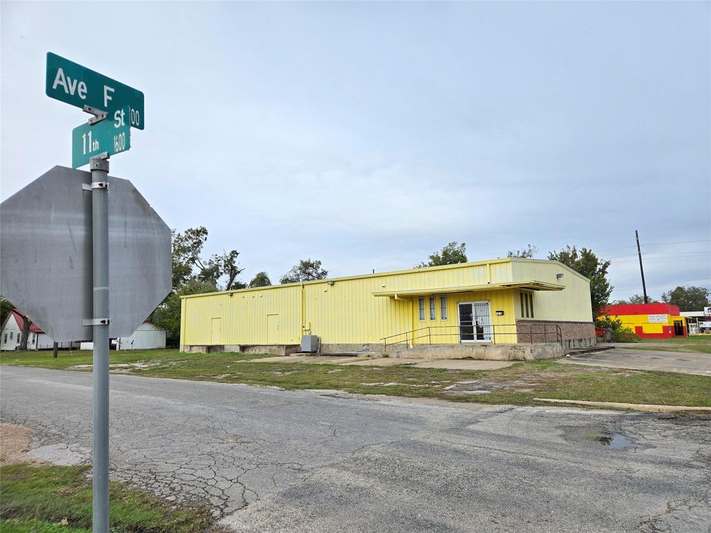 1616 Avenue F, Bay City, TX 77414