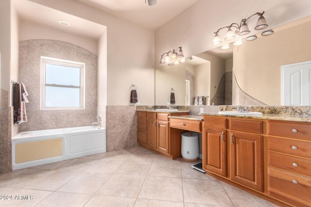 6786 W GELDING Lane, Coolidge, AZ 85128