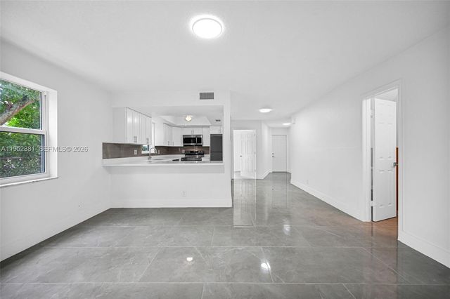 7911 SW 9th St, North Lauderdale, FL 33068