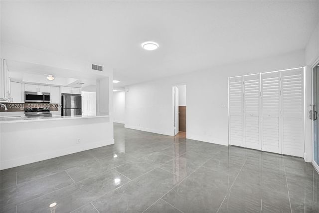 7911 SW 9th St, North Lauderdale, FL 33068